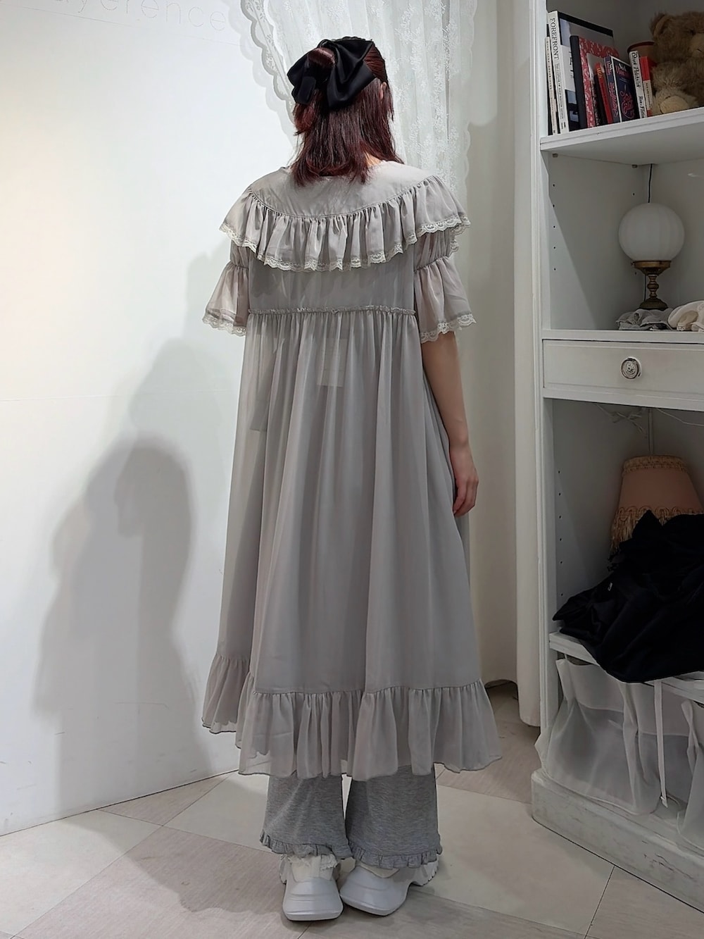 グレー系のワンピース、ブルー系のワンピース、グレー系のその他パンツを着用したレディースの春コーディネートの2枚目の写真