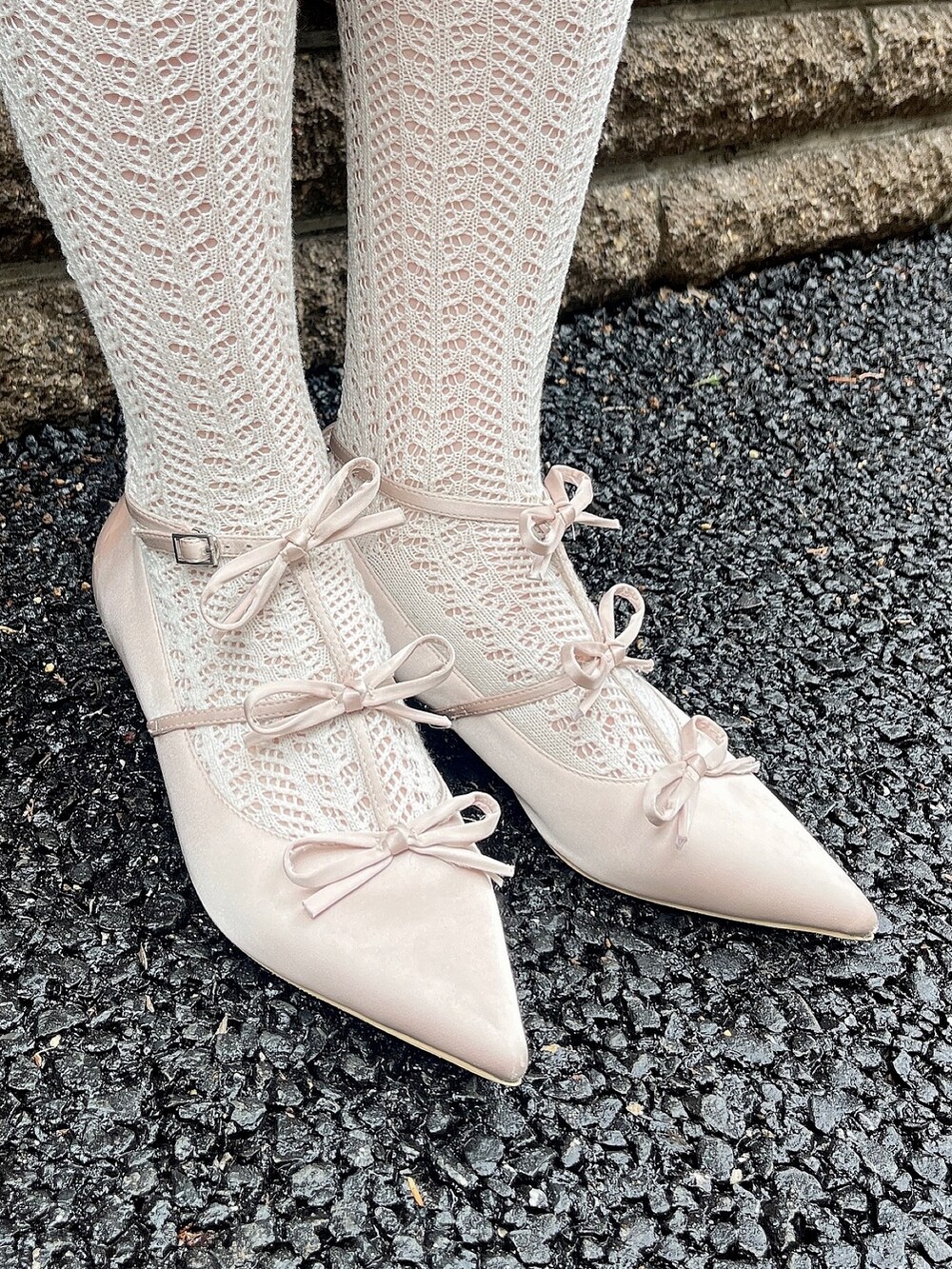 その他のパンプス、ホワイト系のチュニック、ホワイト系のトレンチコートを着用したレディースの春コーディネートの4枚目の写真