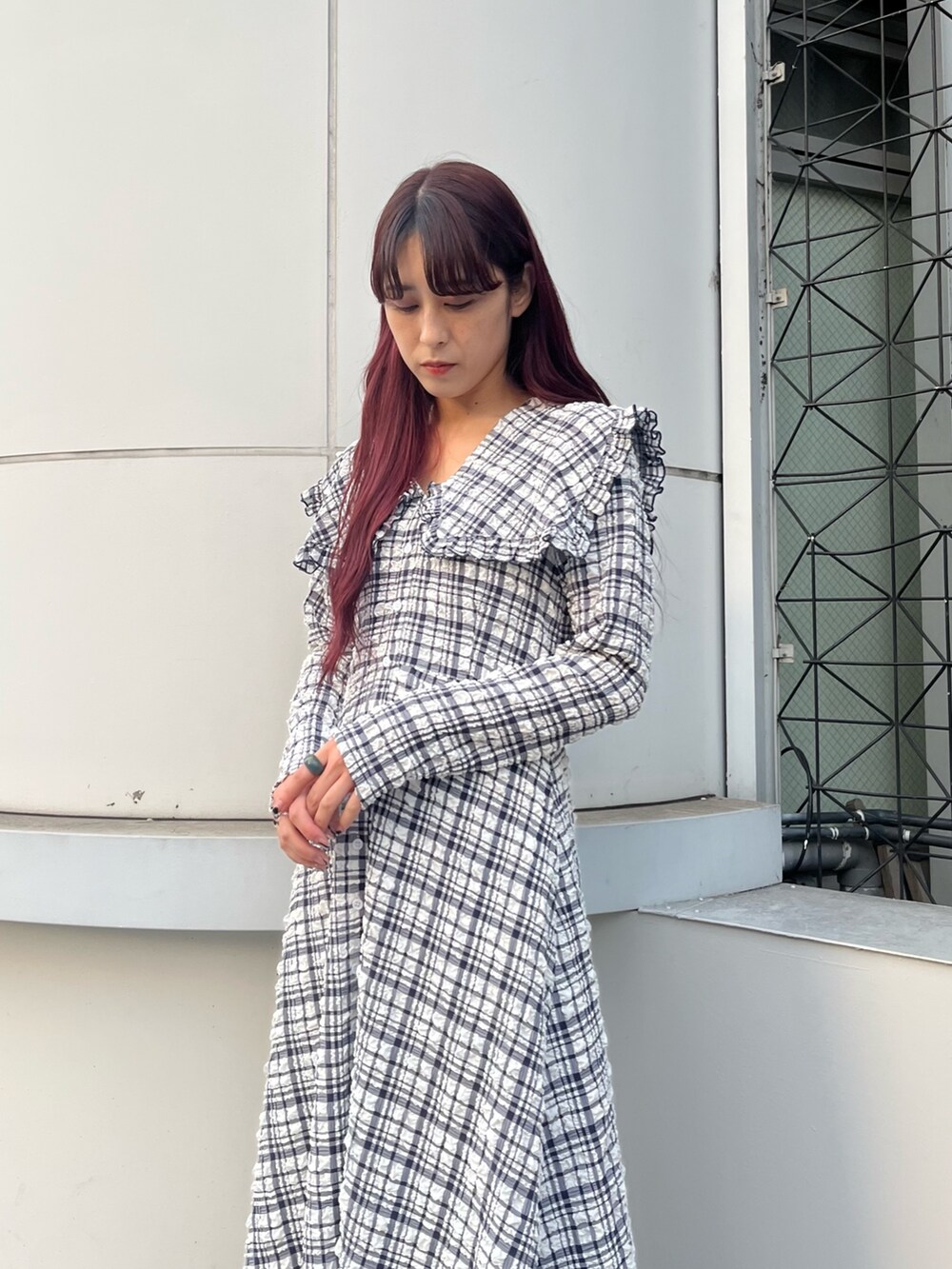 ブルー系のパンプス、ブルー系のワンピースを着用したレディースの冬コーディネートの2枚目の写真