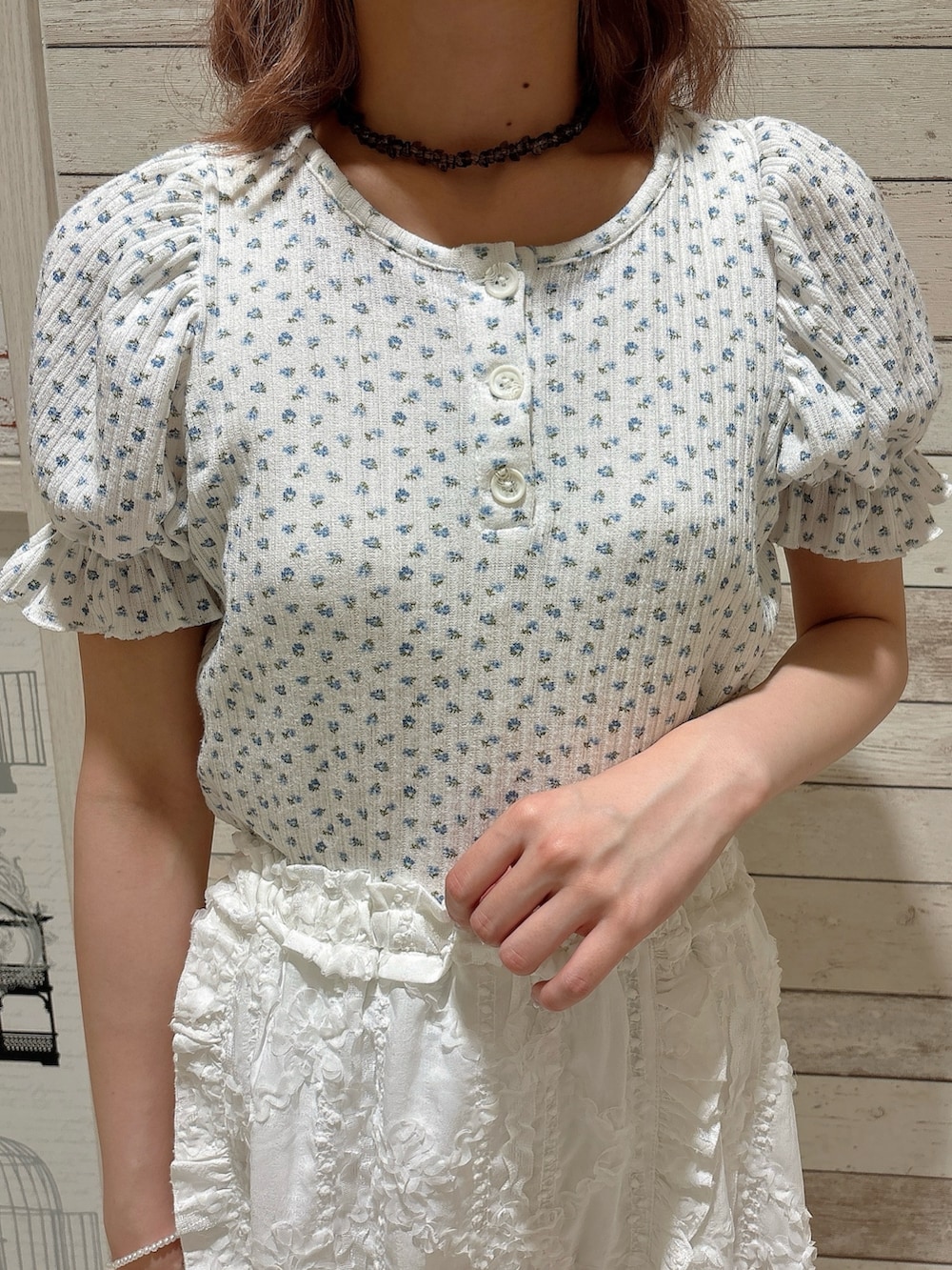 ブルー系のTシャツ/カットソー、ホワイト系のスカート、ブルー系のサンダルを着用したレディースの夏コーディネートの6枚目の写真