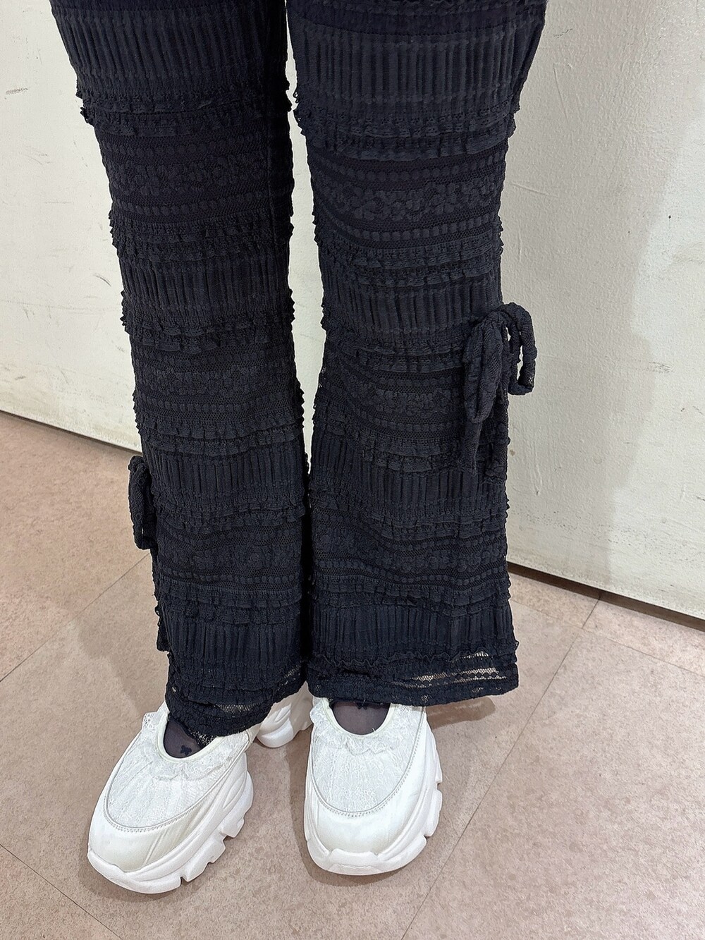 グレー系のスウェット、ブラック系のその他パンツ、ホワイト系のスニーカーを着用したレディースの冬コーディネートの5枚目の写真
