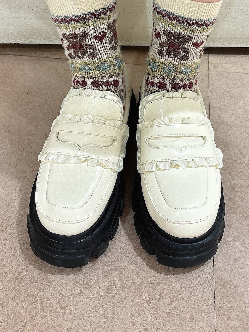 ホワイト系のダウンジャケット/コート、ホワイト系のカーディガン/ボレロ、グレー系のワンピースを着用したレディースの秋コーディネートの9枚目の写真