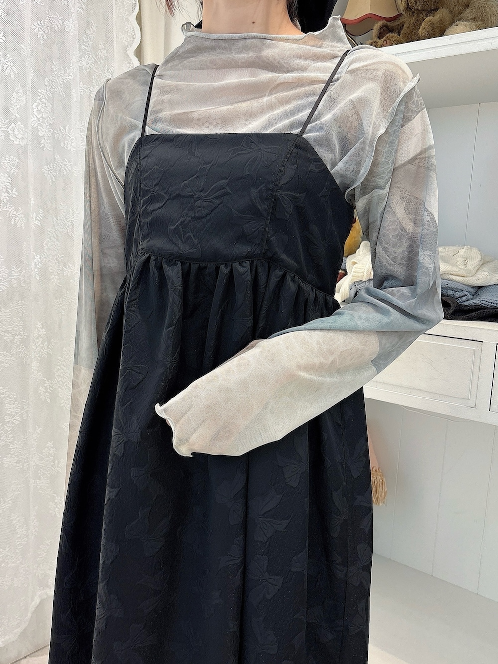 ブラック系のワンピース、グリーン系のTシャツ/カットソー、ブラック系のブーツを着用したレディースの夏コーディネートの5枚目の写真
