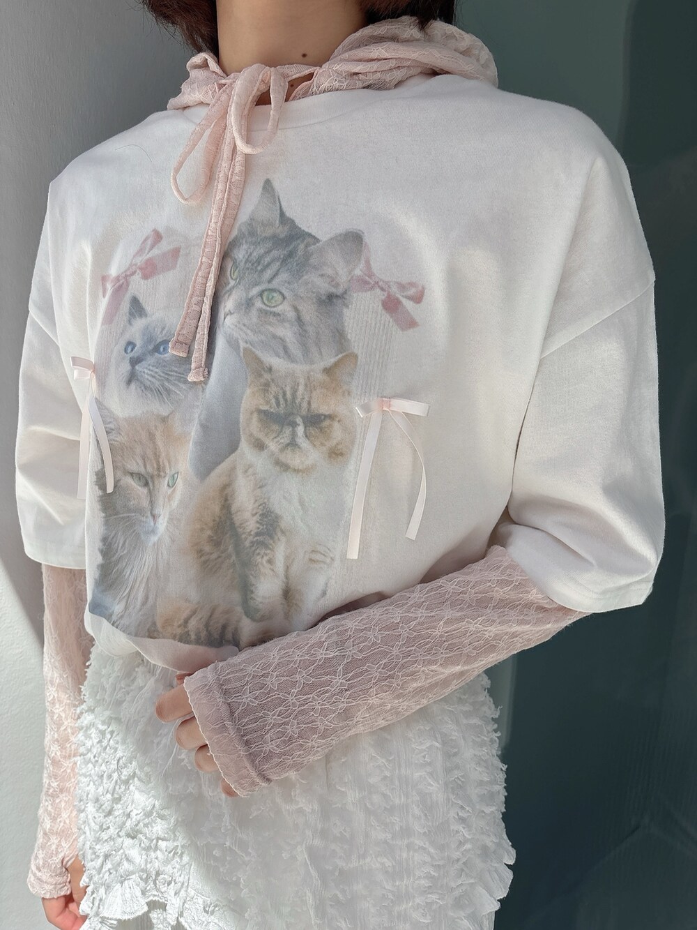 ピンク系のTシャツ/カットソー、ホワイト系のTシャツ/カットソー、ホワイト系のスカートを着用したレディースの春コーディネートの5枚目の写真