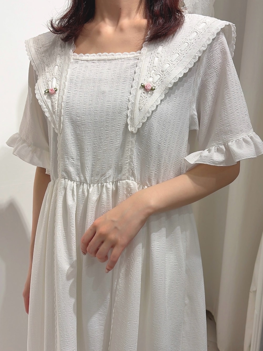 ホワイト系のワンピース、ホワイト系のバレエシューズを着用したレディースの春コーディネートの5枚目の写真