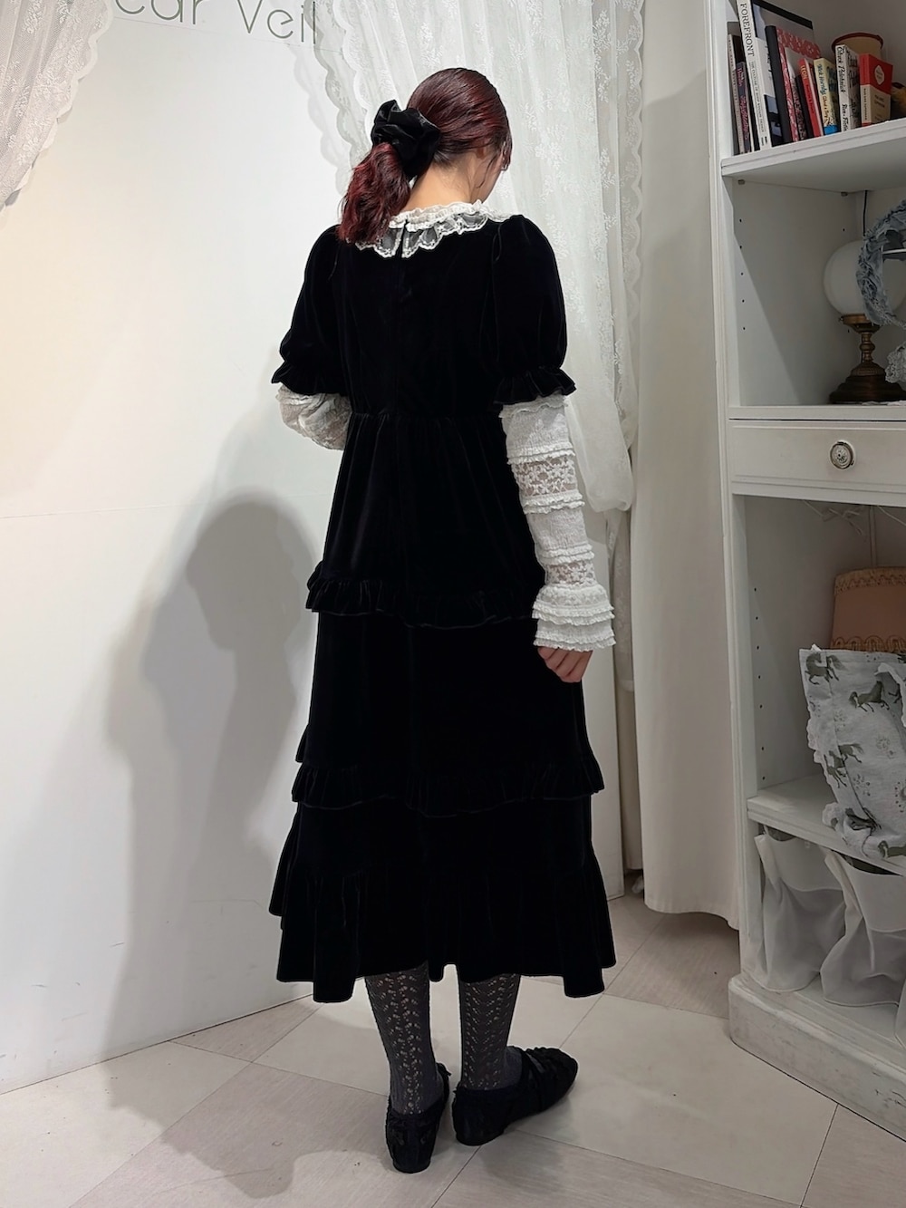 ホワイト系のTシャツ/カットソー、ブラック系のワンピース、ブラック系のバレエシューズを着用したレディースの春コーディネートの2枚目の写真