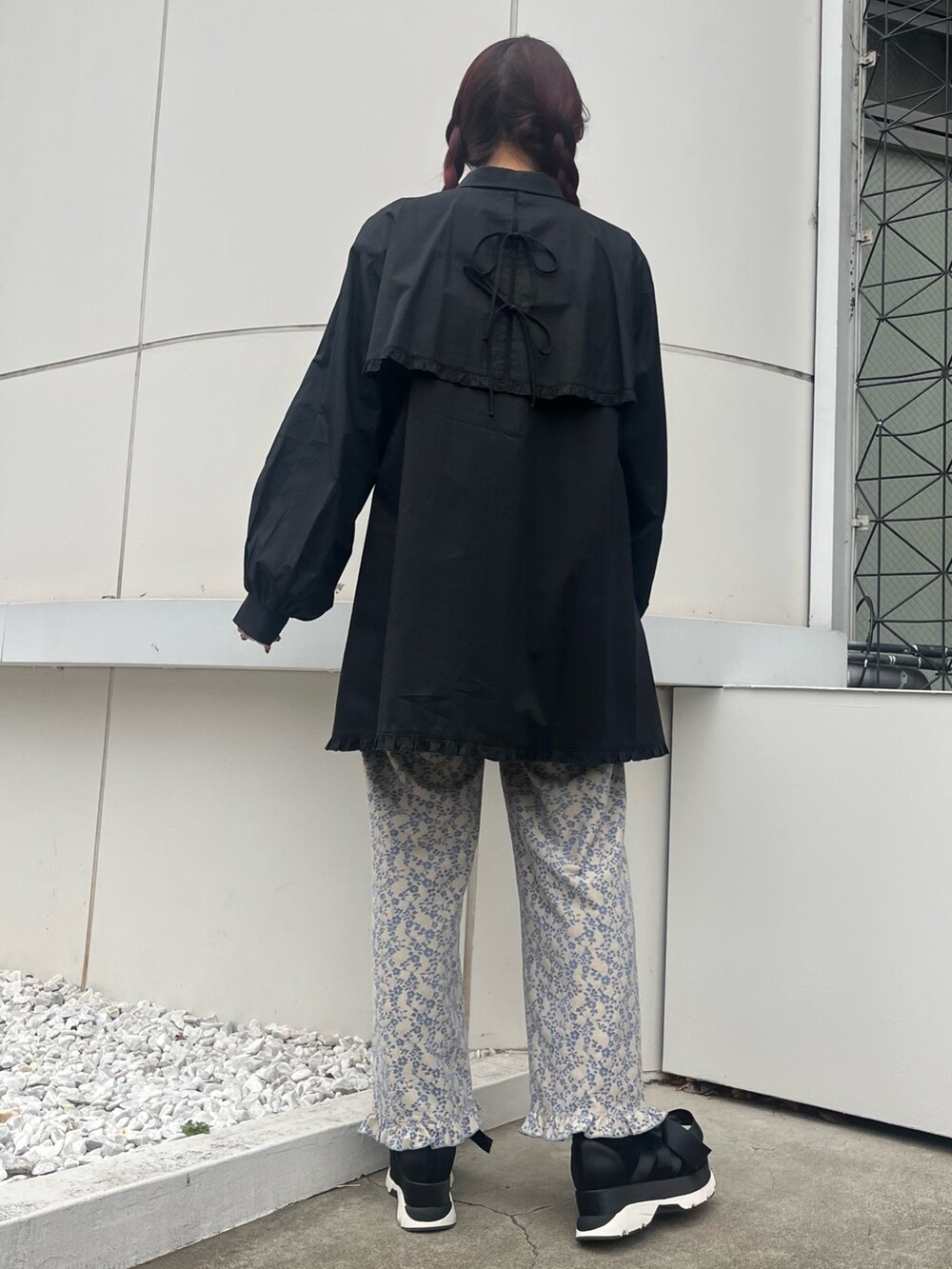 ブラック系のワンピース、ブルー系のその他パンツ、ブラック系のスニーカーを着用したレディースの冬コーディネートの2枚目の写真