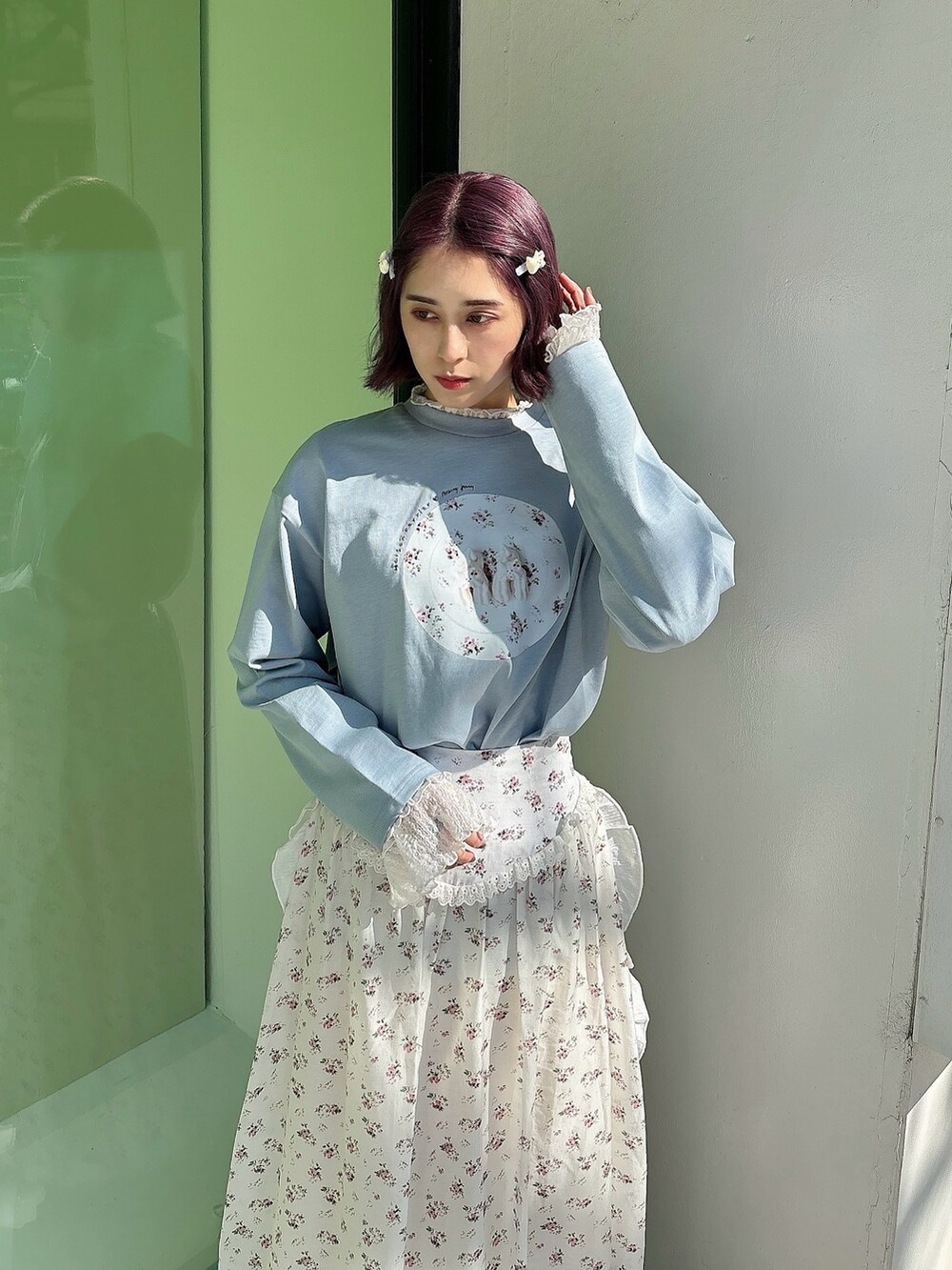 ホワイト系のスカート、ホワイト系のスニーカー、ホワイト系のTシャツ/カットソーを着用したレディースの冬コーディネートの3枚目の写真