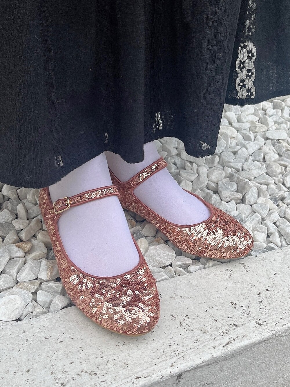 ピンク系のパンプス、ブラック系のスカート、ブラック系のチュニックを着用したレディースの春コーディネートの3枚目の写真