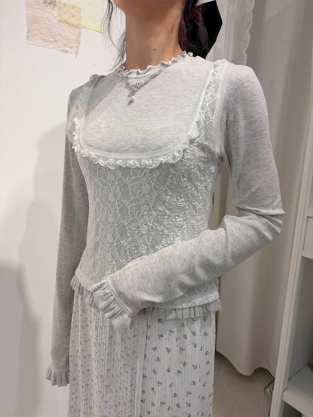 グレー系のTシャツ/カットソー、ピンク系のスカート、ブルー系のスニーカーを着用したレディースの冬コーディネートの5枚目の写真