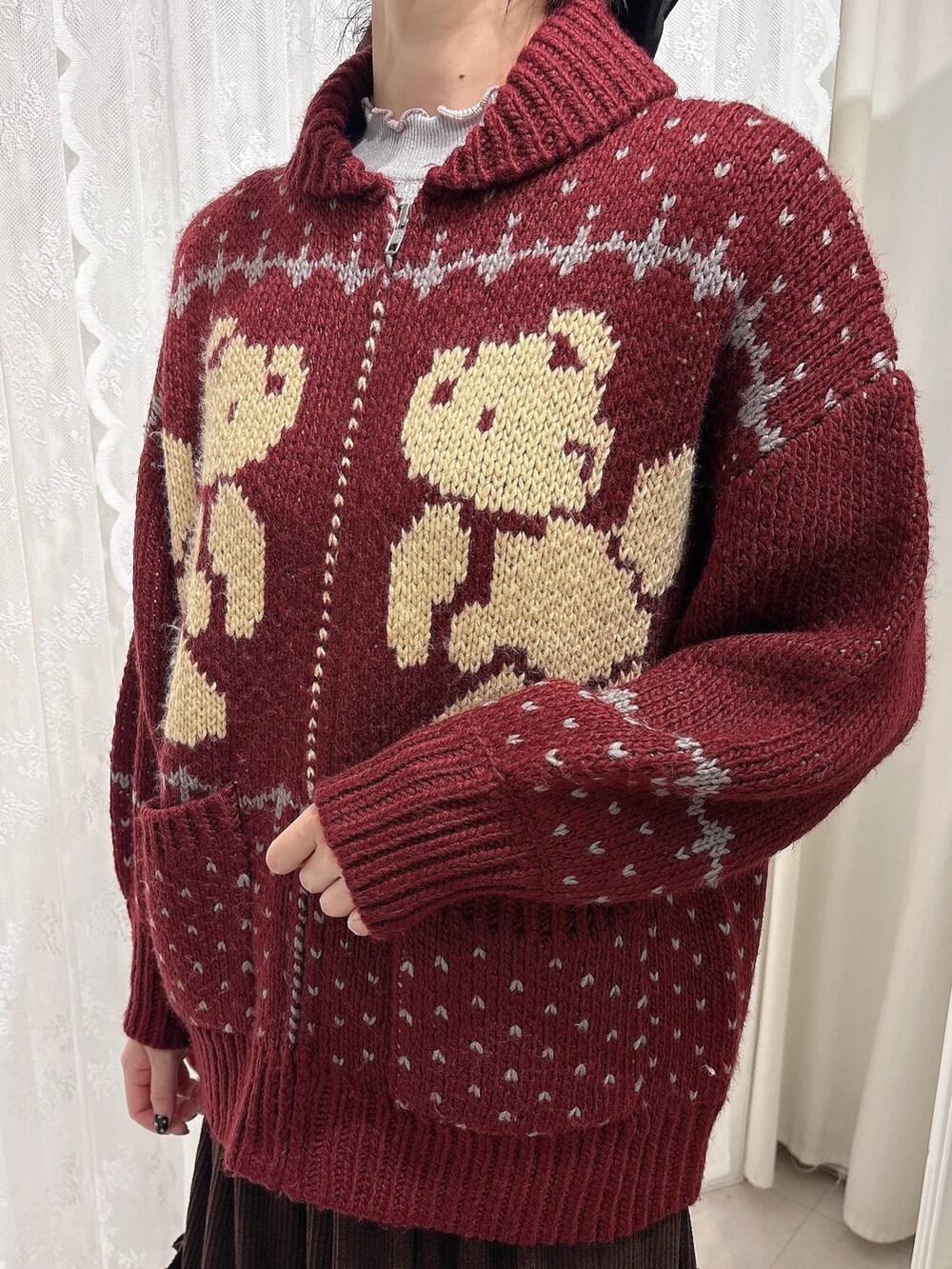 ブラウン系のスカート、ブラック系のショルダーバッグ、ホワイト系のスニーカーを着用したレディースの秋コーディネートの6枚目の写真