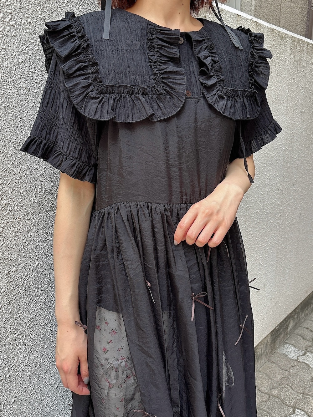 ブラック系のシャツ/ブラウス、ブラック系のワンピース、ホワイト系のスラックスを着用したレディースの春コーディネートの5枚目の写真