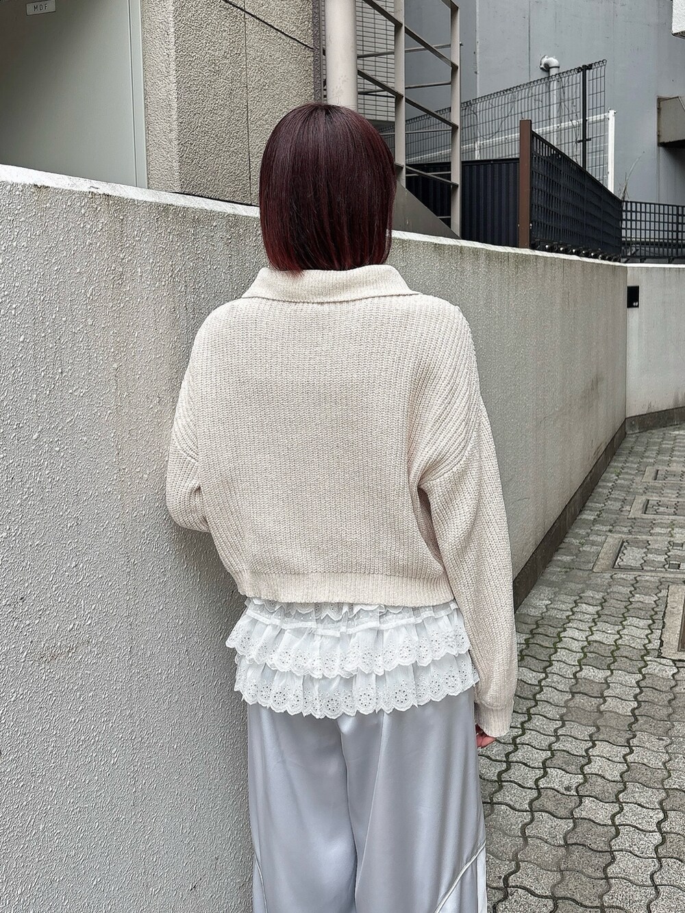 ホワイト系のカーディガン/ボレロ、ブルー系のその他パンツ、ブルー系のスニーカーを着用したレディースの夏コーディネートの4枚目の写真