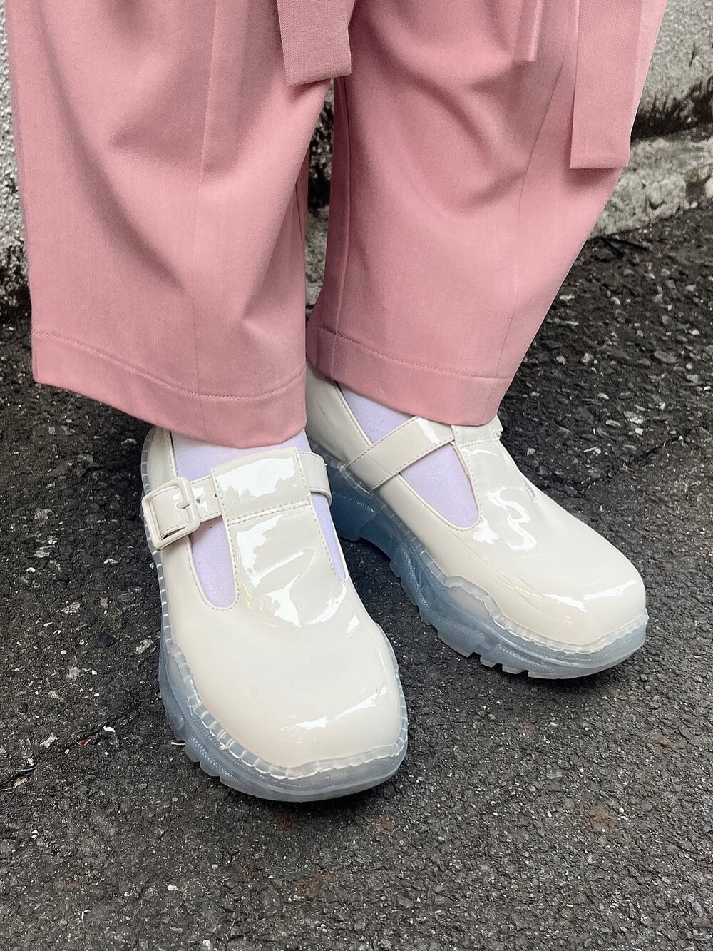 ブルー系のTシャツ/カットソー、ピンク系のその他パンツ、ホワイト系のスニーカーを着用したレディースの春コーディネートの3枚目の写真