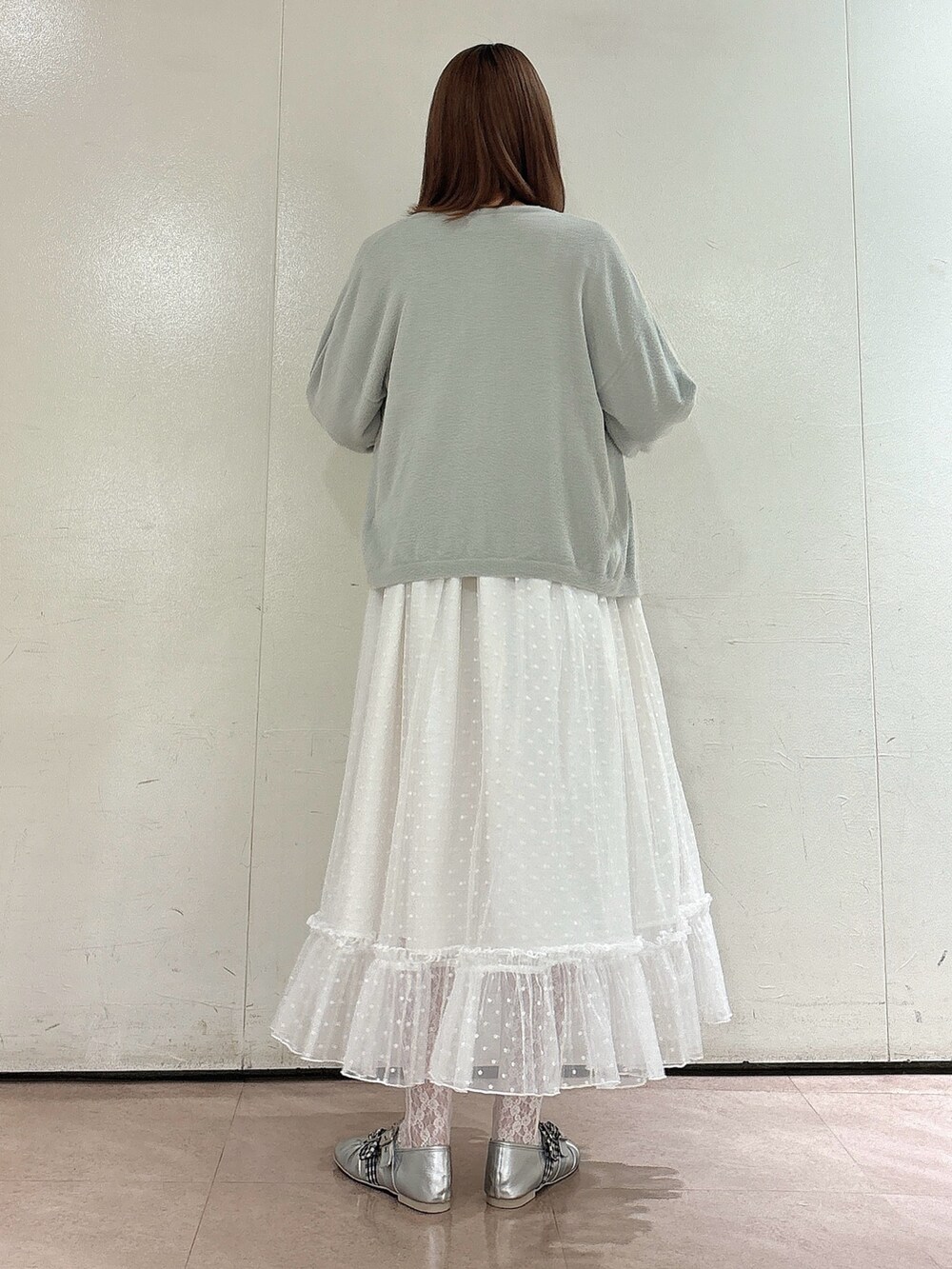 ホワイト系のワンピース、グレー系のカーディガン/ボレロ、ホワイト系のTシャツ/カットソーを着用したレディースの秋コーディネートの2枚目の写真