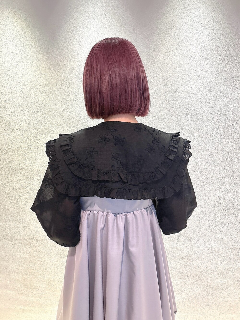 グレー系のワンピース、ブラック系のショルダーバッグ、ブラック系のシャツ/ブラウスを着用したレディースの春コーディネートの4枚目の写真