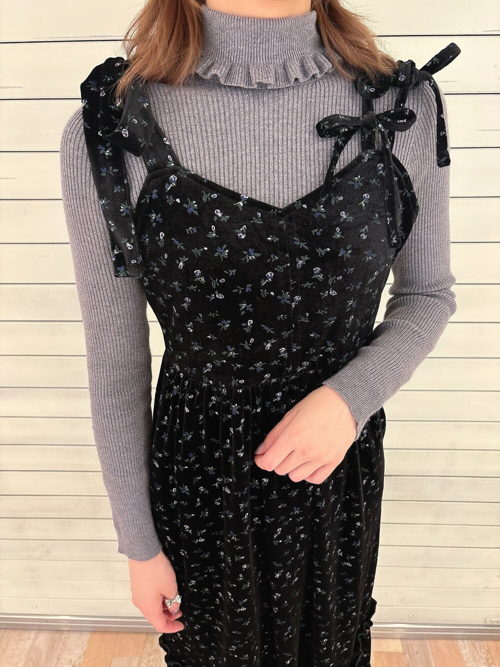 その他のワンピース、レッド系のローファー、グレー系のニット/セーターを着用したレディースの秋コーディネートの5枚目の写真