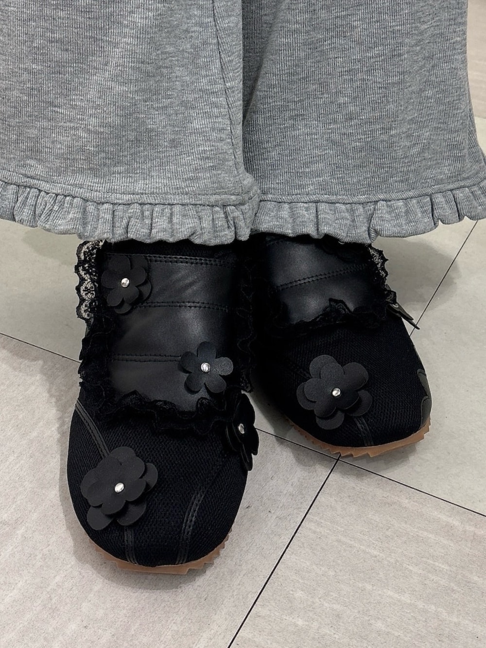 ベージュ系のTシャツ/カットソー、グレー系のスウェットパンツ、ブラック系のスニーカーを着用したレディースの秋コーディネートの7枚目の写真