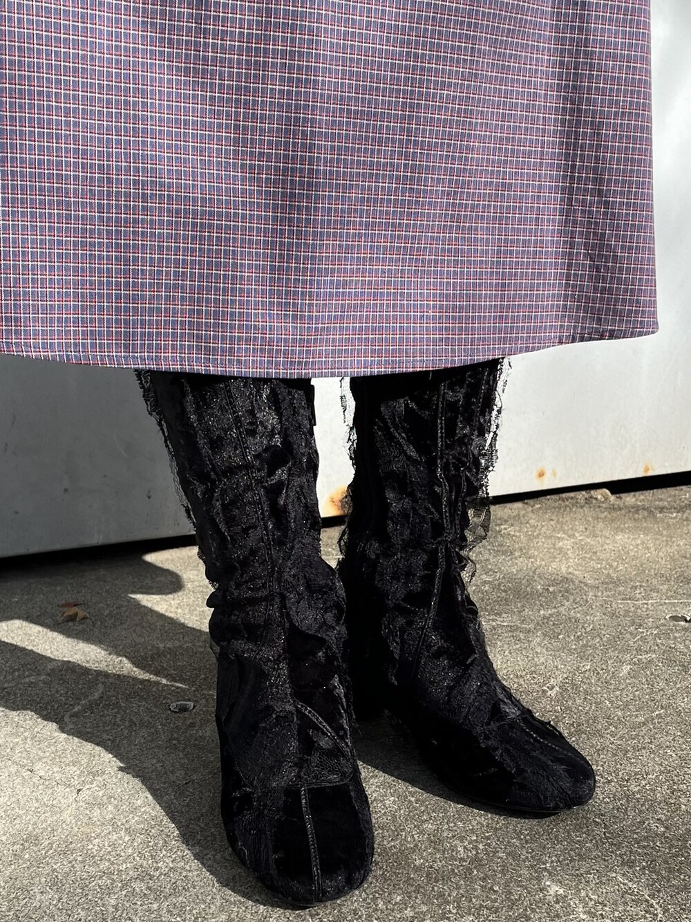 ブルー系のワンピース、ブラック系のブーツ、ブラック系のカーディガン/ボレロを着用したレディースの冬コーディネートの3枚目の写真