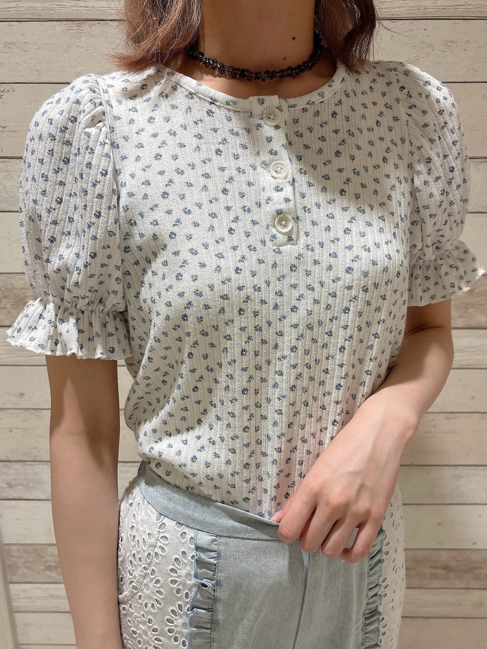 ブルー系のTシャツ/カットソー、ホワイト系のショルダーバッグ、ブルー系のデニムパンツを着用したレディースの夏コーディネートの6枚目の写真