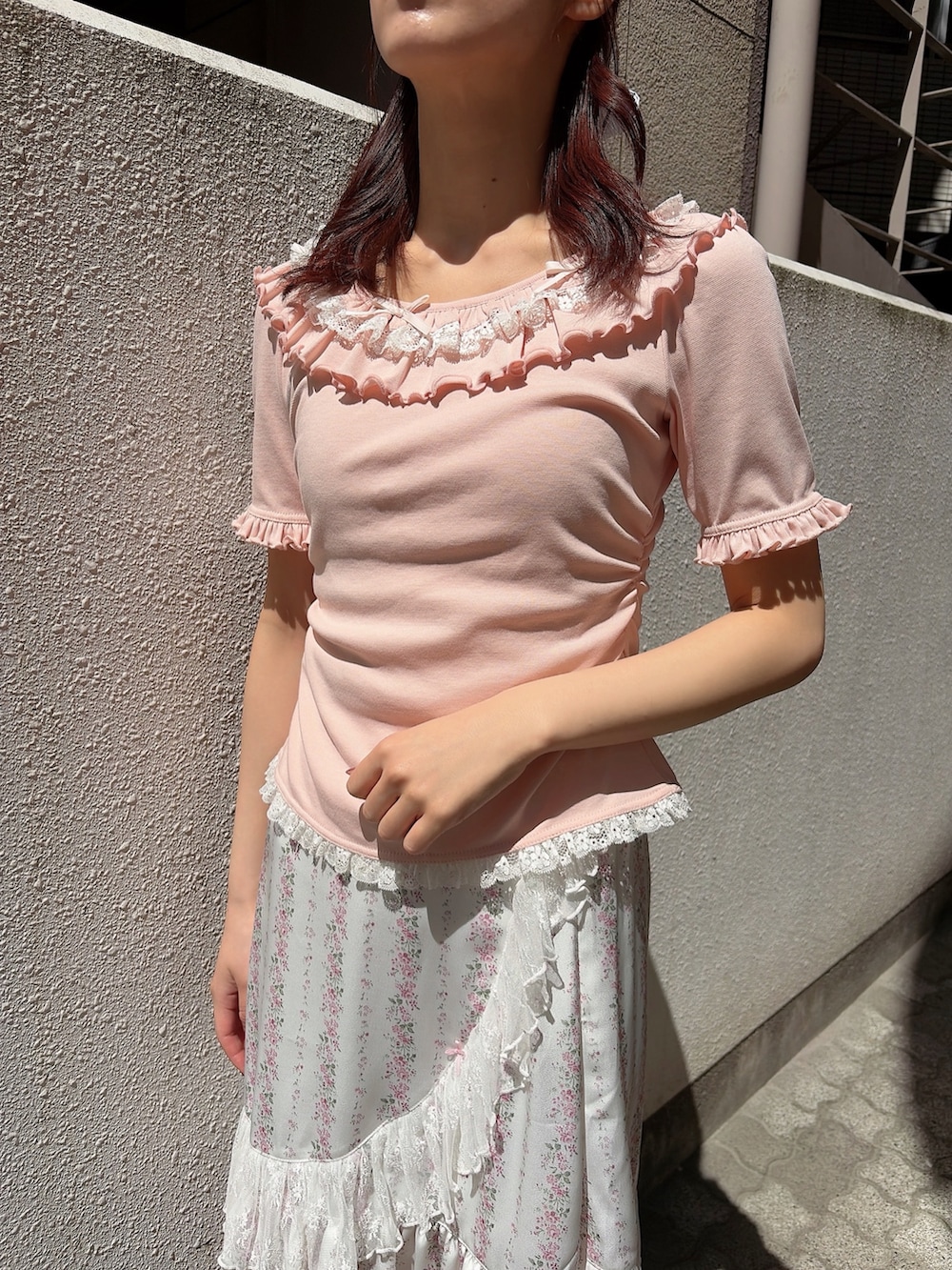 ピンク系のTシャツ/カットソー、ピンク系のスカート、ホワイト系のサンダルを着用したレディースの春コーディネートの5枚目の写真