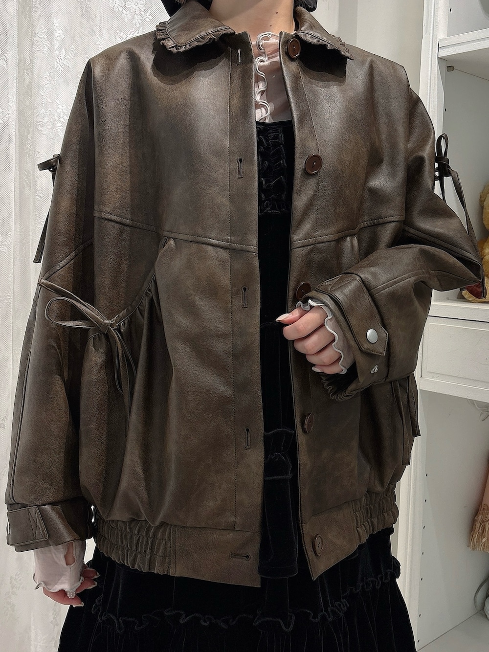 ブラック系のワンピース、ブラウン系のブルゾン、ベージュ系のTシャツ/カットソーを着用したレディースの秋コーディネートの5枚目の写真