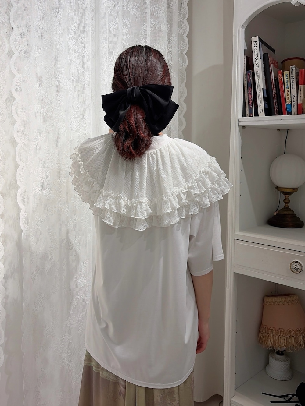 ホワイト系のTシャツ/カットソー、グリーン系のスカート、ホワイト系のサンダルを着用したレディースの春コーディネートの4枚目の写真