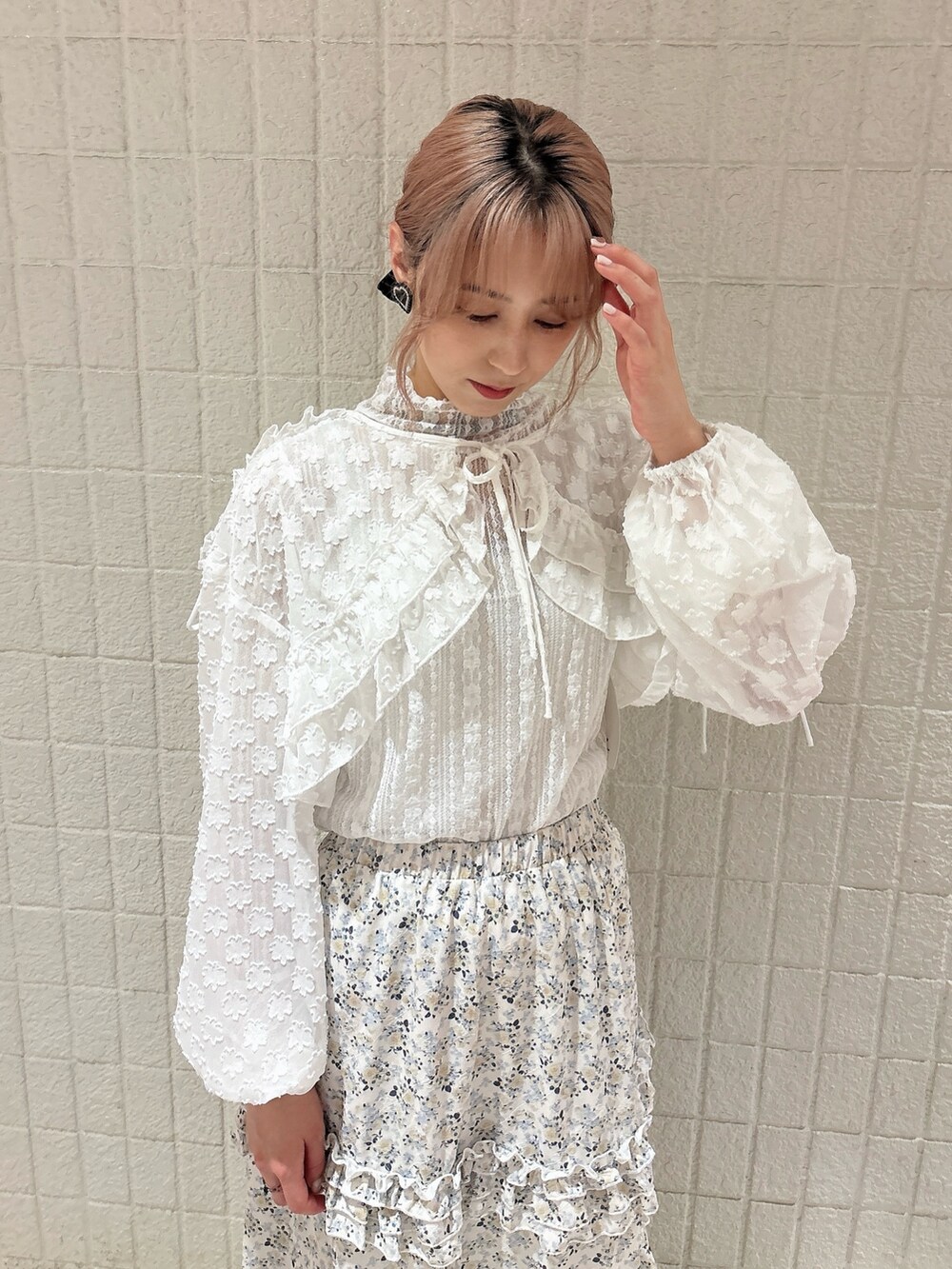 イエロー系のスカート、ホワイト系のスニーカー、ホワイト系のシャツ/ブラウスを着用したレディースの春コーディネートの3枚目の写真