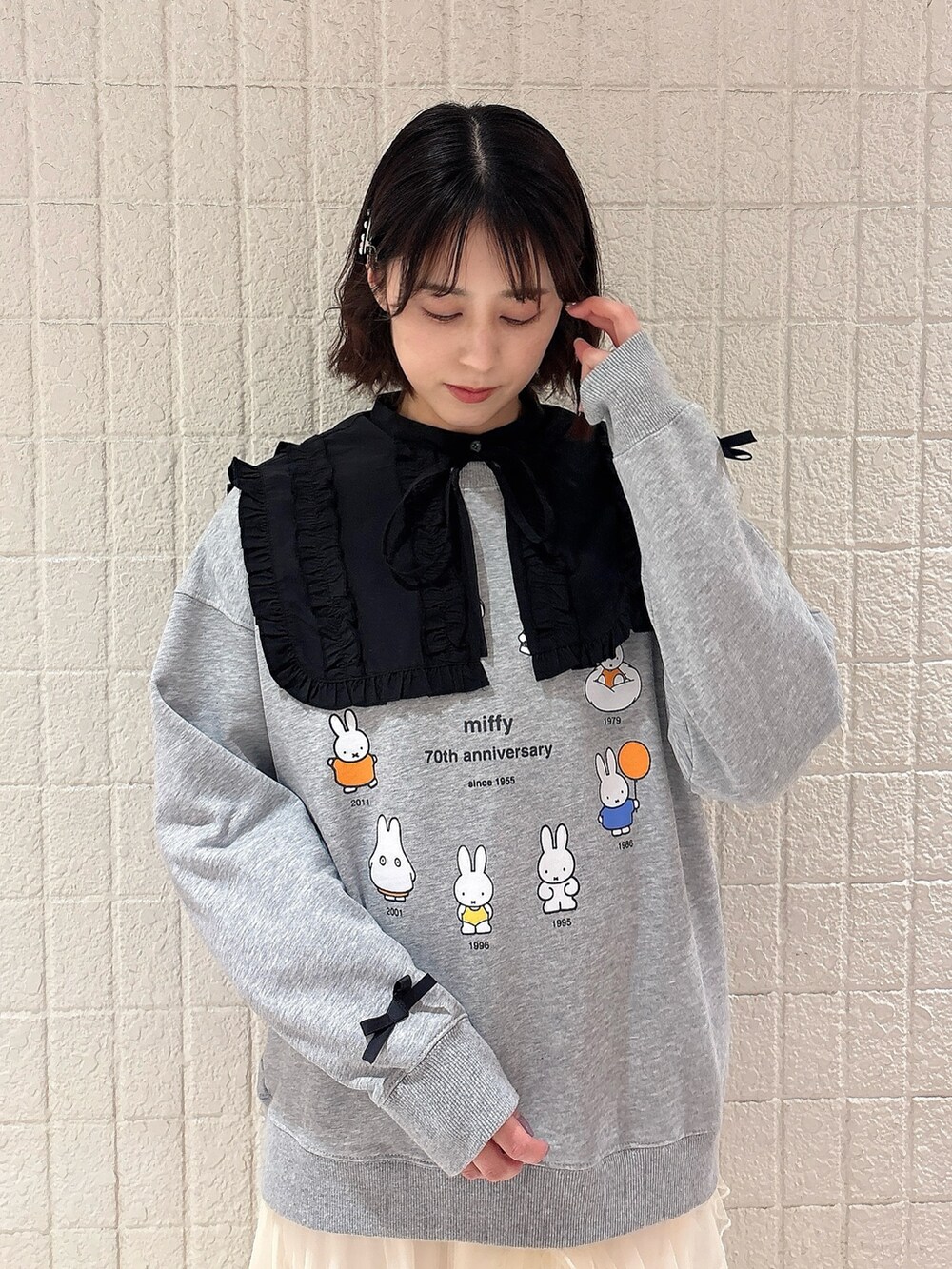 ブラック系のシャツ/ブラウス、グレー系のスウェット、ホワイト系のスカートを着用したレディースの冬コーディネートの2枚目の写真