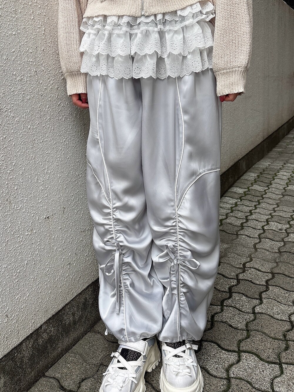 ホワイト系のカーディガン/ボレロ、ブルー系のその他パンツ、ブルー系のスニーカーを着用したレディースの夏コーディネートの6枚目の写真