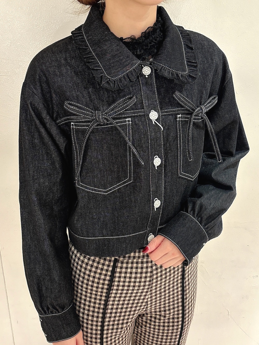 ブラック系のデニムジャケット、ブラック系のTシャツ/カットソー、ブラウン系のスラックスを着用したレディースの夏コーディネートの5枚目の写真