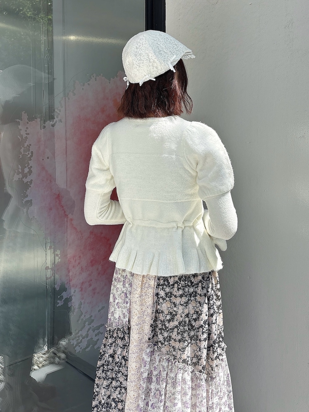 ホワイト系のニット/セーター、ブラック系のスカート、グレー系のその他パンツを着用したレディースの夏コーディネートの4枚目の写真