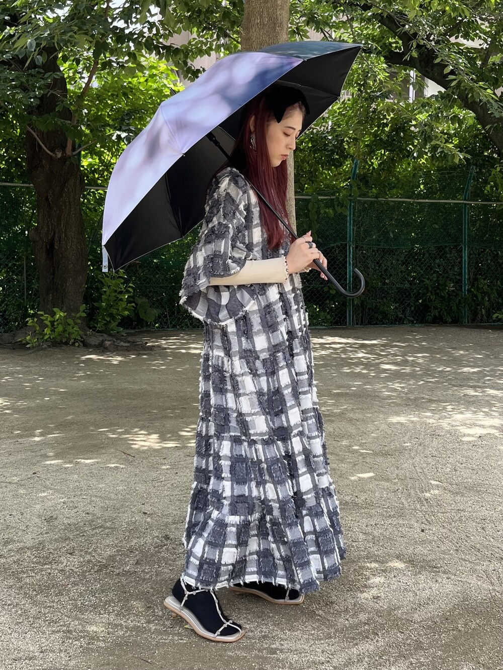 ホワイト系のサンダル、ホワイト系のニット/セーター、その他のワンピースを着用したレディースの夏コーディネートの2枚目の写真