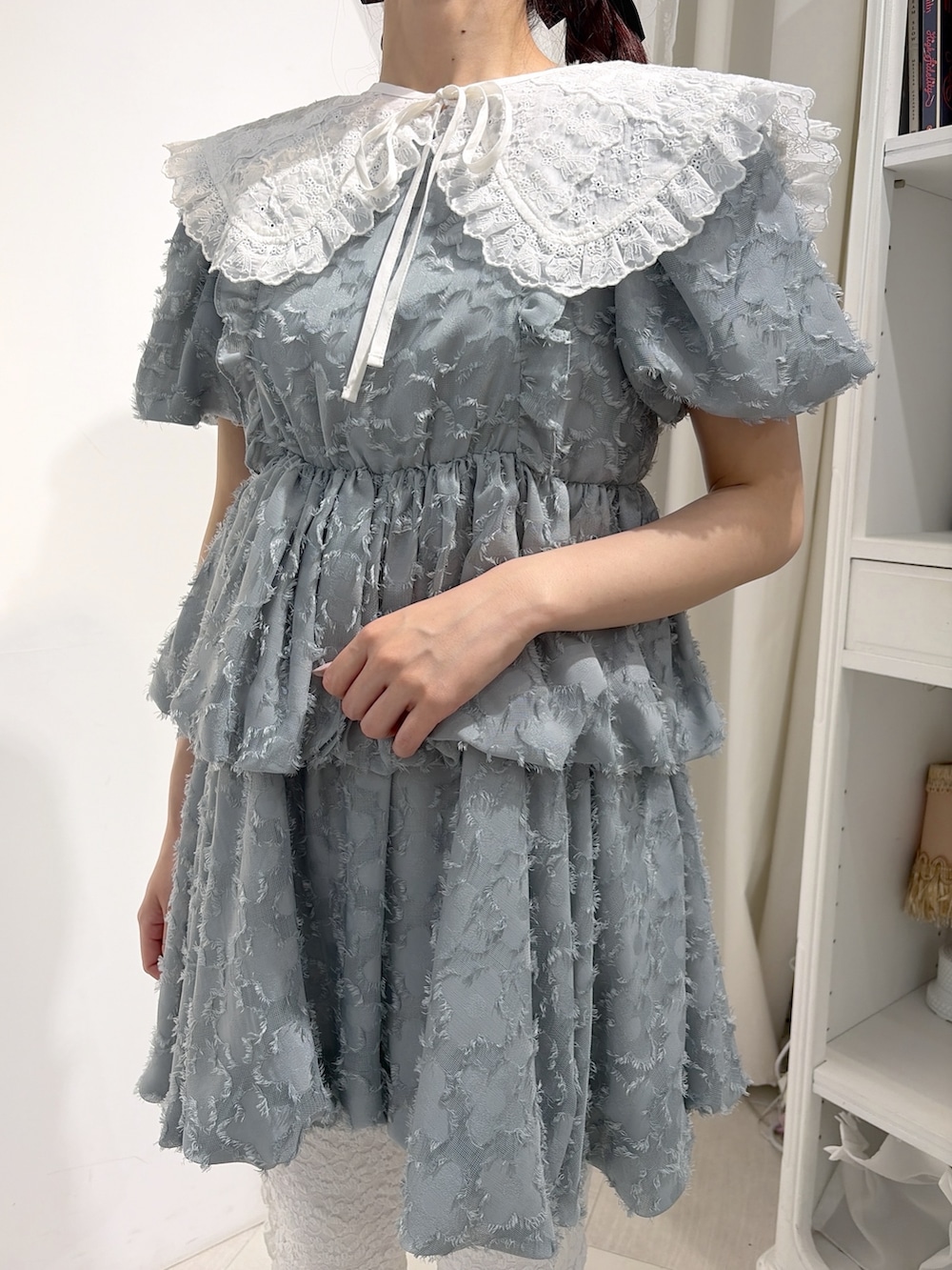 ブルー系のワンピース、ホワイト系のその他パンツ、ホワイト系のスニーカーを着用したレディースの夏コーディネートの5枚目の写真