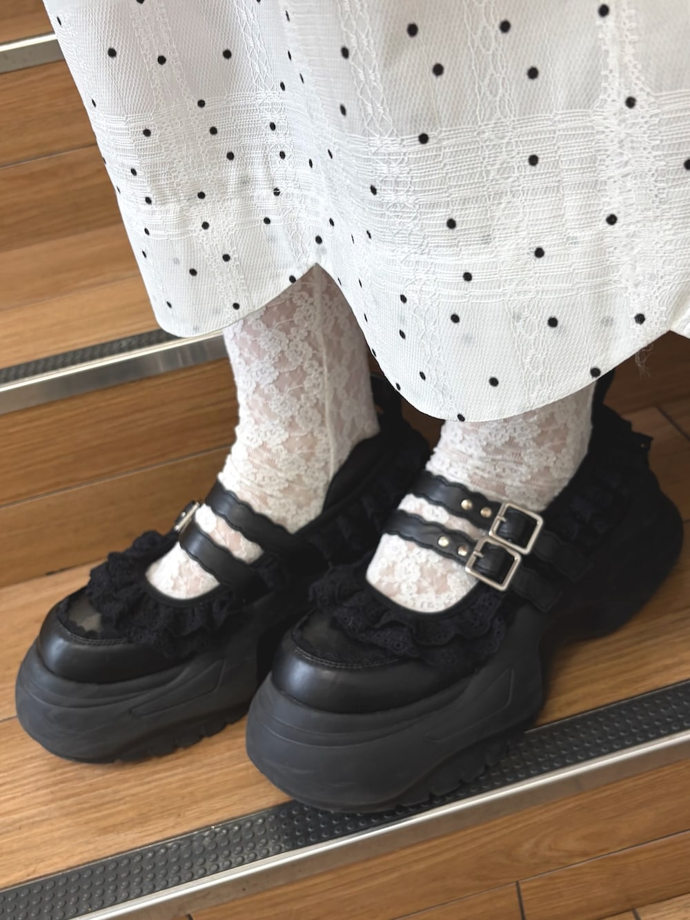 ホワイト系のワンピース、ホワイト系のワンピース、ブルー系のハンドバッグを着用したレディースの夏コーディネートの8枚目の写真