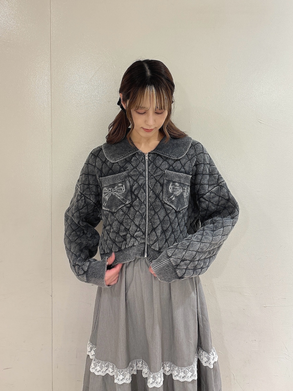 グレー系のカーディガン/ボレロ、グレー系のスカート、ブラック系のバレエシューズを着用したレディースの秋コーディネートの3枚目の写真