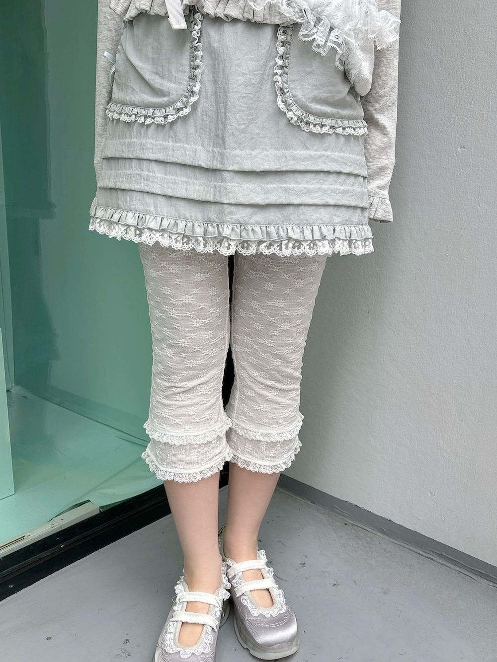 グレー系のTシャツ/カットソー、ホワイト系のボディバッグ/ウエストポーチ、ブルー系のスカートを着用したレディースの秋コーディネートの7枚目の写真