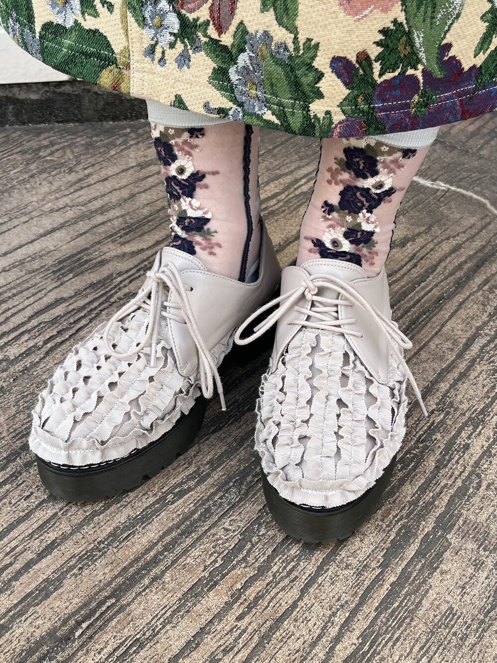 ピンク系のその他シューズ、ベージュ系のジャンパースカート、グレー系のTシャツ/カットソーを着用したレディースの春コーディネートの3枚目の写真