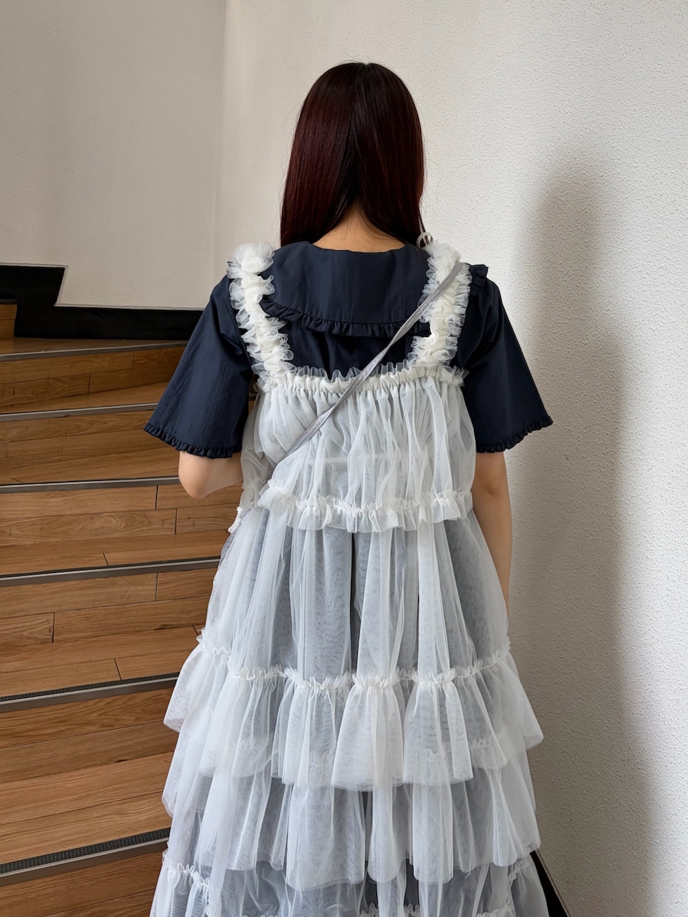 ブルー系のワンピース、ホワイト系のワンピース、ベージュ系のショルダーバッグを着用したレディースの夏コーディネートの5枚目の写真