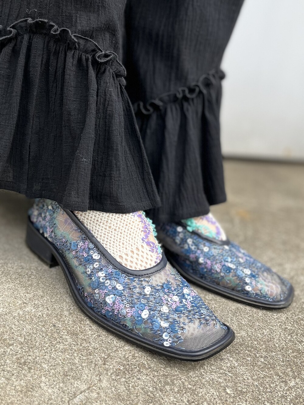 ホワイト系のTシャツ/カットソー、ホワイト系のその他トップス、ブラック系のその他パンツを着用したレディースの春コーディネートの5枚目の写真