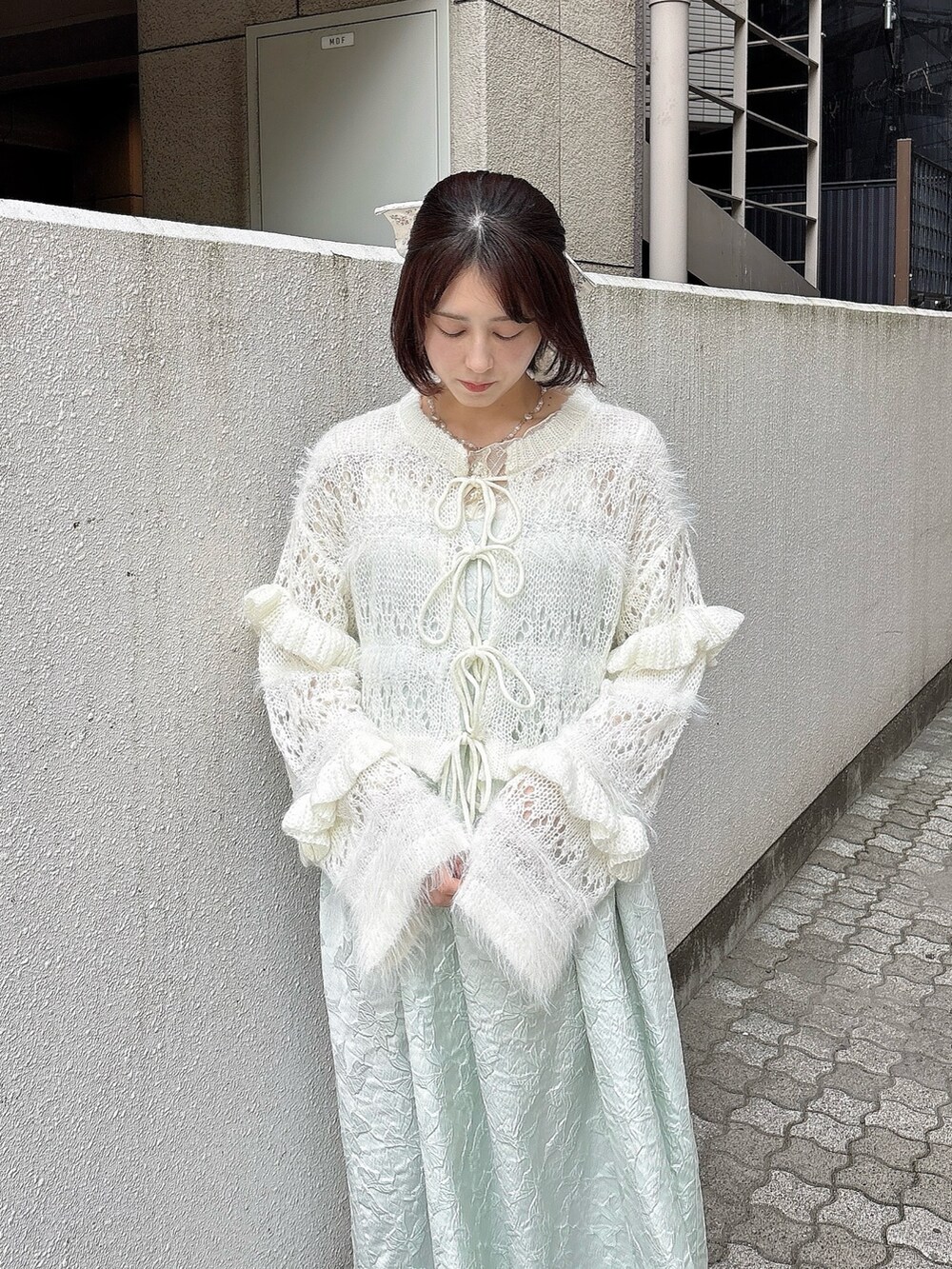 ホワイト系のカーディガン/ボレロ、ブルー系のワンピース、ブルー系のパンプスを着用したレディースの夏コーディネートの3枚目の写真