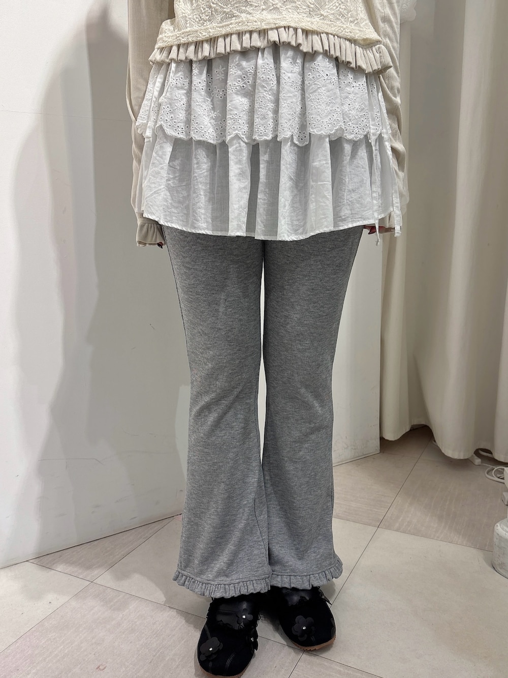 ベージュ系のTシャツ/カットソー、グレー系のスウェットパンツ、ブラック系のスニーカーを着用したレディースの秋コーディネートの6枚目の写真