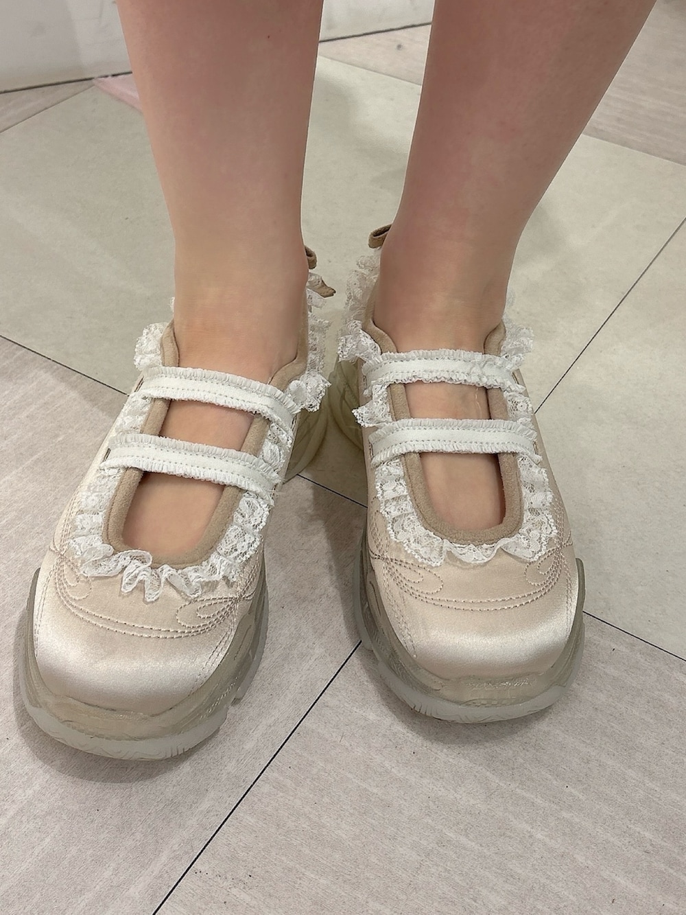 グレー系のスウェット、グレー系のスカート、ホワイト系のその他パンツを着用したレディースの秋コーディネートの7枚目の写真