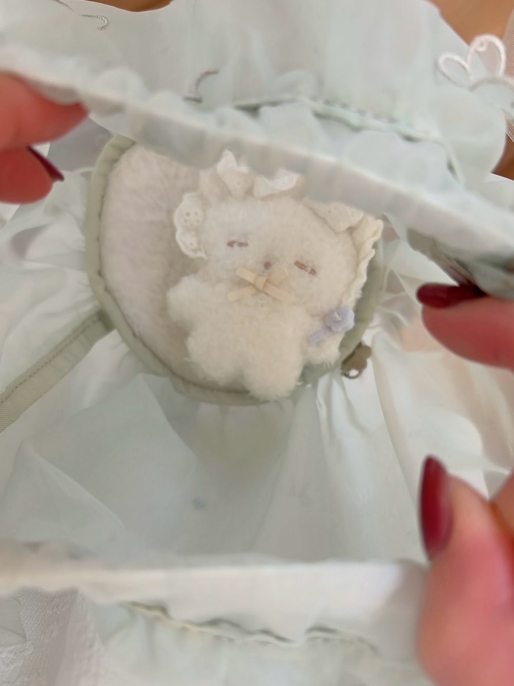 ブラック系のシャツ/ブラウス、グリーン系のハンドバッグ、ホワイト系のワンピースを着用したレディースの冬コーディネートの7枚目の写真