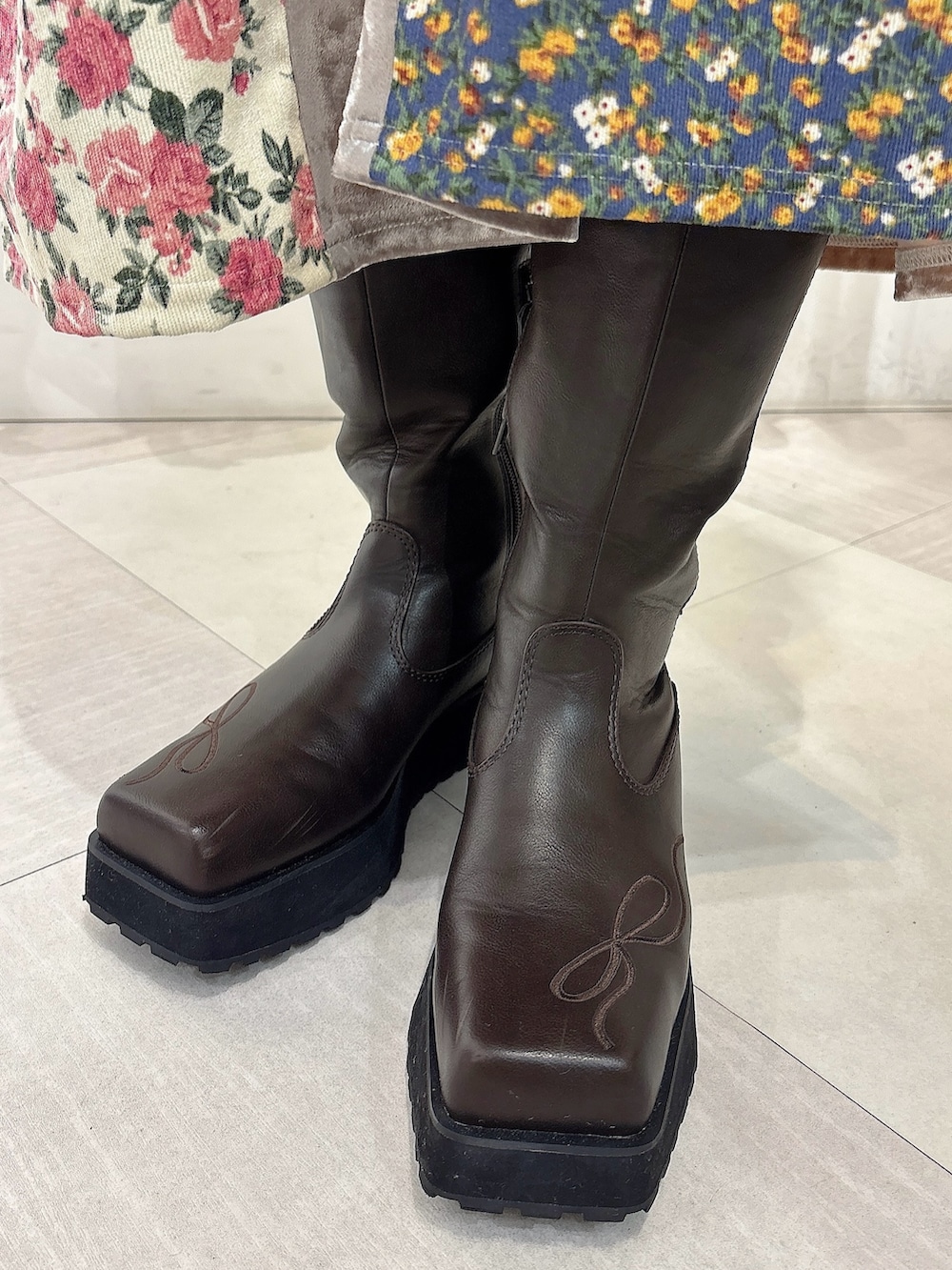 ブルー系のカーディガン/ボレロ、ピンク系のワンピース、ホワイト系のシャツ/ブラウスを着用したレディースの秋コーディネートの6枚目の写真