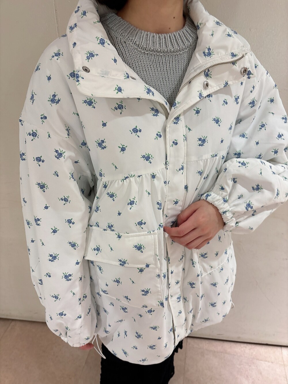 ブルー系のブルゾン、ブラック系のその他パンツ、シルバー系のパンプスを着用したレディースの冬コーディネートの5枚目の写真