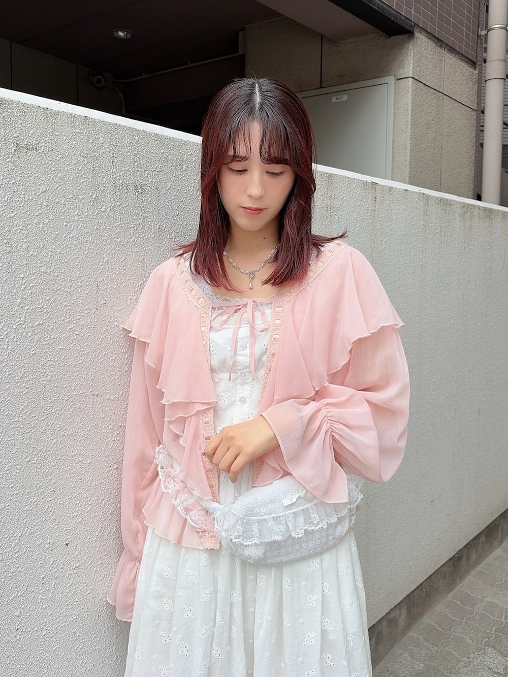 ピンク系のカーディガン/ボレロ、ホワイト系のワンピース、ブラック系のバレエシューズを着用したレディースの春コーディネートの3枚目の写真