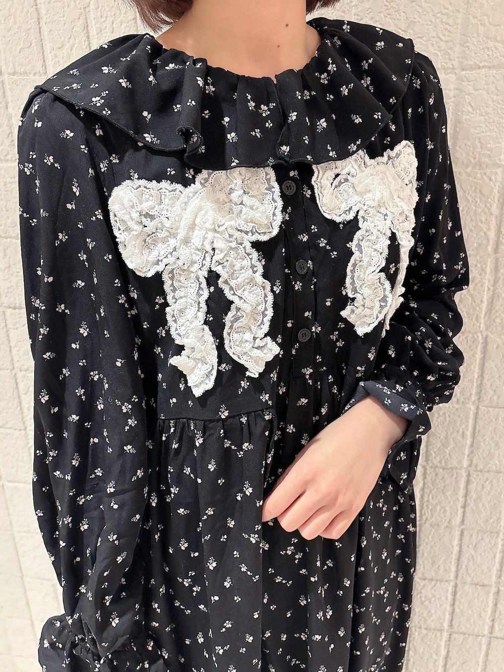 グレー系のテーラードジャケット、ブラック系のワンピースを着用したレディースの冬コーディネートの5枚目の写真