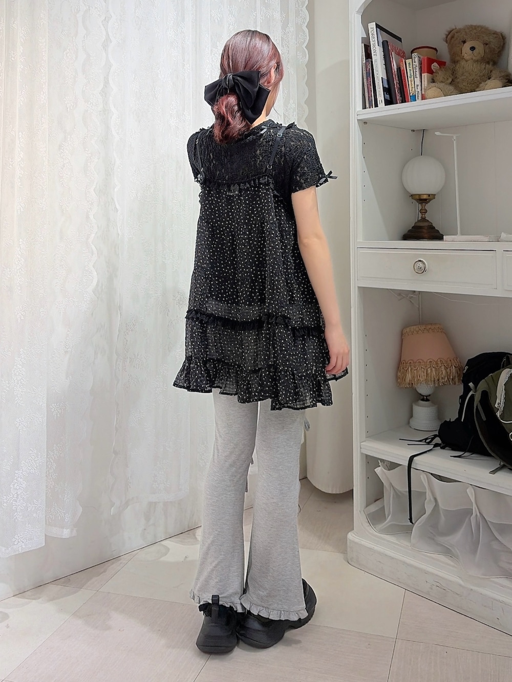 ブラック系のTシャツ/カットソー、ブラック系のワンピース、グレー系のその他パンツを着用したレディースの春コーディネートの2枚目の写真