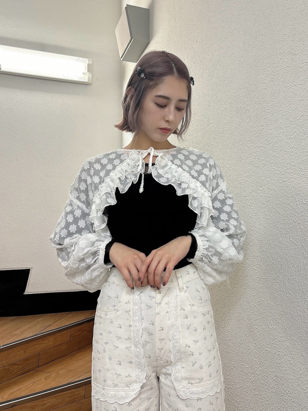 ブラック系のTシャツ/カットソー、ホワイト系のシャツ/ブラウス、ホワイト系のカーゴパンツを着用したレディースの春コーディネートの2枚目の写真